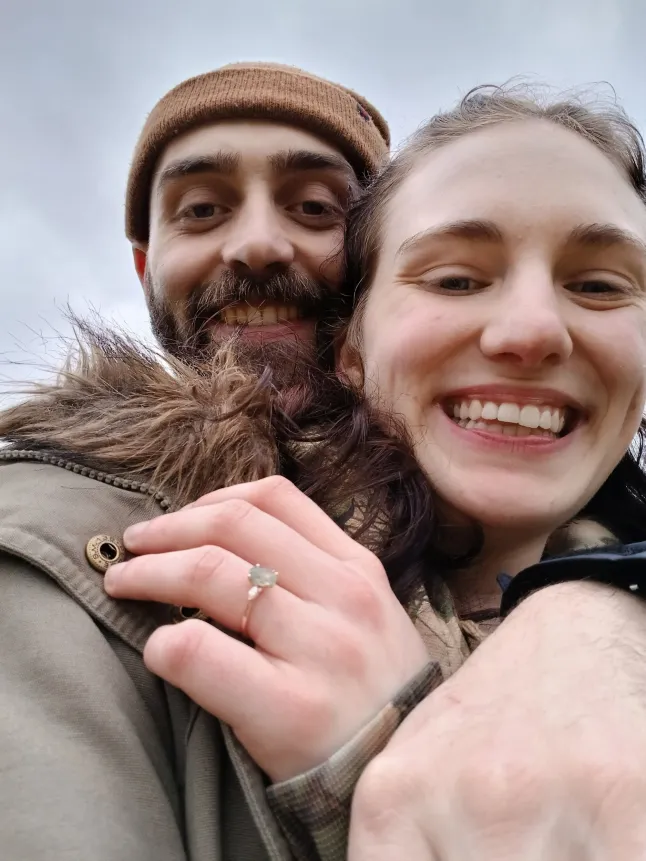 Dani Scott koos Jake'iga. // Briti naine kihlus vaid 24 tundi pärast kohtumist oma ameeriklasest partneriga, olles temaga YouTube'i kaudu kaks kuud pärast lahkuminekut endisest partnerist. 22-aastane Dani Scott võttis oma endise Matthew' (33) ettepaneku vastu vaid kuus kuud pärast kohtumise algust, kuid otsustas pulma katkestada nädalaid enne seda, kui see pidi toimuma, kuna paar ei saanud läbi. Kaks kuud hiljem hakkas Šotimaalt Galasheilsist pärit ettekandja Jake'iga (24) vestlema pärast seda, kui ta kommenteeris ühte tema YouTube'i videot ja paar hakkas kohtama, ilma et oleks kunagi silmast silma kohtunud. USAst Lõuna-Carolinast pärit Jake sõitis 2026. aasta veebruaris Šotimaale Danile külla ja laskus ühele põlvele vaid 24 tundi pärast esimest kohtumist. Foto avaldatud 22.03.2026