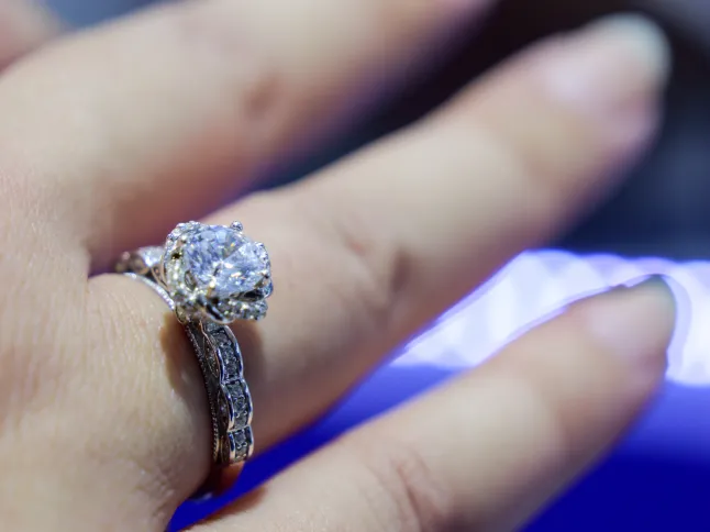 Vintage-stiilis kihlasõrmus üksikasjaliku teemandiga halo seadistusega