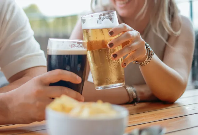 Paar kõlisevat õlleklaasi