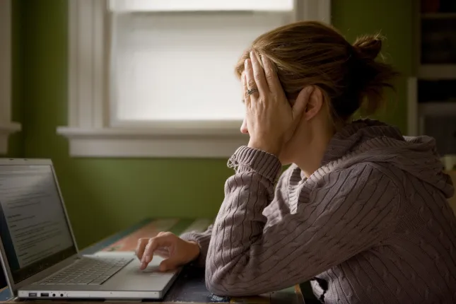 Naine, kes kasutab sülearvutit