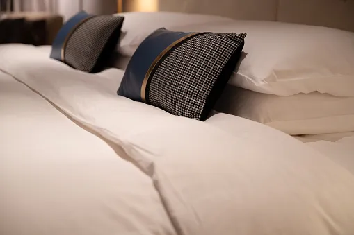 Mugav voodi kaasaegses hotellis.