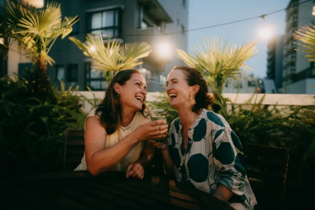 Naised lõbutsevad öösel linna katusel, Tokyos