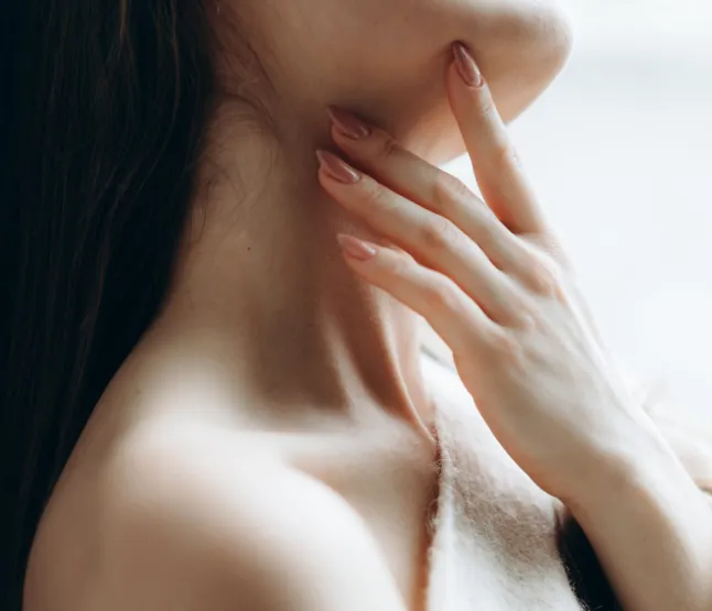 Hella äratundmatu naine, kes naudib rahulikkust ja kannab elegantselt palja õlaga pehmet kootud villast kampsunit