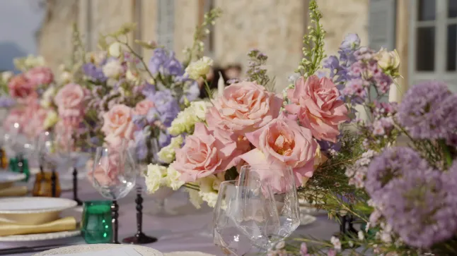 Elegantne lilleseade kaunistab pulmalauda. Tegevus