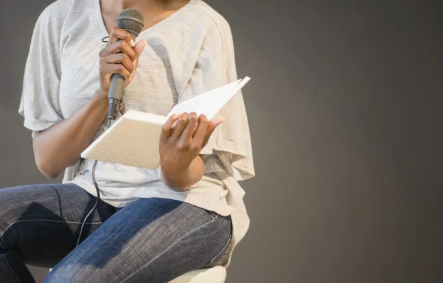 Segavereline naine, kes loeb laval luulet