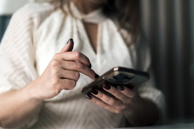 Mobiiltelefoniga naise portree