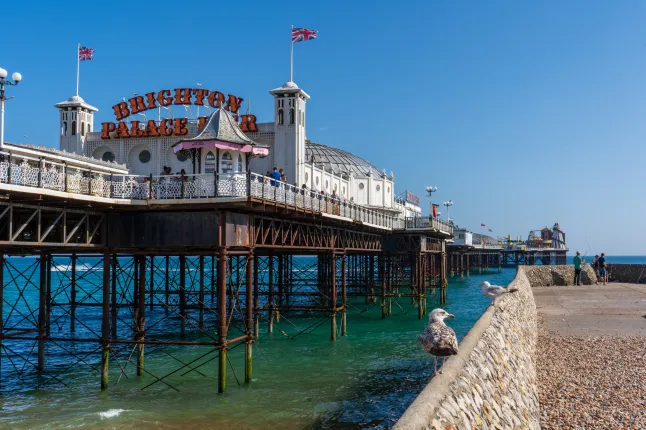 Brighton Palace Pier päikesepaistelisel suvepäeval.