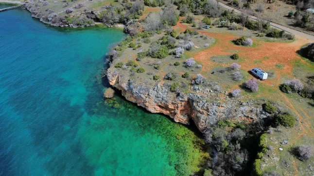 Cliff park üles. Ohrid Põhja-Makedoonia. // Paar müüs kogu oma vara, et osta matkaauto ja reisida mööda maailma – kõigest 30 eest päevas. 49-aastane Kath Cross ja 48-aastane Stuart Hall on oma matkaautoga reisinud üle 25 000 miili eepilistel seiklustel läbi Sahara kõrbe, Euroopa ja Šotimaa. Paar on elanud oma 7,5 meetri pikkuses Mercedes Sprinteris sellest ajast, kui Kath neli aastat tagasi kogu oma vara müüs ja üüri maksmise lõpetas. Praeguseks on nad tuuritanud enam kui 15 riigis ja on ületanud 20, kui nad praeguselt Montenegro reisilt lahkuvad. Foto avaldatud 05.07.2026