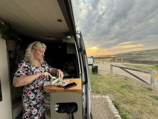 Kath Cross Lõuna-Walesis. // Paar müüs kogu oma vara, et osta matkaauto ja reisida mööda maailma – kõigest 30 euro eest päevas. 49-aastane Kath Cross ja 48-aastane Stuart Hall on oma matkaautoga reisinud üle 25 000 miili eepilistel seiklustel läbi Sahara kõrbe, Euroopa ja Šotimaa. Paar on elanud oma 7,5 meetri pikkuses Mercedes Sprinteris sellest ajast, kui Kath neli aastat tagasi kogu oma vara müüs ja üüri maksmise lõpetas. Praeguseks on nad tuuritanud enam kui 15 riigis ja on ületanud 20, kui nad praeguselt Montenegro reisilt lahkuvad. Foto avaldatud 05.07.2026