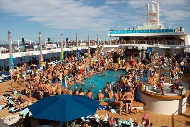 Kruiisilaeva Temptation Cruises rahvarohke tekk