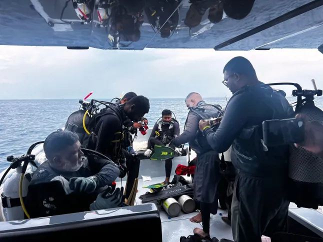 Sellel Maldiivide presidendi meediaosakonna avaldatud pildil on näha, kuidas sukeldujad valmistuvad otsima nelja kadunud itaalia sukeldujat Alimathaa saare lähedal Vaavu atollil, Maldiividel, laupäeval, 15. mail 2026. (Maldiivide presidendi meediaosakond AP kaudu)