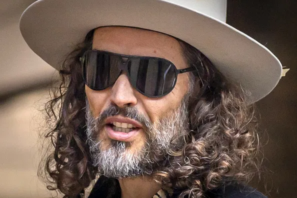 Russell Brand lahkub Londoni kohtust
