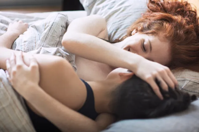 Kõrge nurga vaade lesbipaarile, kes kodus voodis armutab