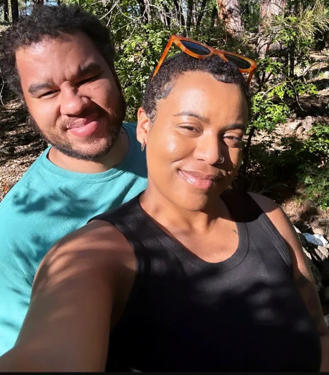Karla Houston ja abikaasa Steven. // Abielus ema kohtub teiste naistega, samal ajal kui tema mees jääb truuks – ja ütleb, et see on nende suhet tugevdanud. Pärast nelja-aastast abielu rääkis Karla Houston (34) oma abikaasale Stevenile, et teda tõmbavad ka naised. Vastuseks ütles ta naisele, et toetab teda, kui naine soovib hakata kohtamas käima, väljaspool nende abielu. Los Angelese (California) käitumisanalüütik laadis alla tutvumisrakenduse ja hakkas naistega kohtuma, enne kui romantiliste suheteni jõudis. Alguses oli Karlal keeruline ajaveetmist oma elukaaslastega ning kogukonna sotsiaaltöötaja Steveni ja nende viieaastase tütrega ajaveetmisega keeruliseks ajada, kuid nüüdseks on ta leidnud tasakaalu. Viimases suhtes veetis ta neli päeva nädalas oma perekodus ja kolm päeva oma tüdruksõbraga. Kuigi üdini monogaamne Steven muutub mõnikord armukadedaks, on Karla sõnul aidanud nende abielu paremaks muuta, sest nüüd saavad nad üksteisega kõiges täiesti ausad olla. Foto avaldatud 17.06.2026