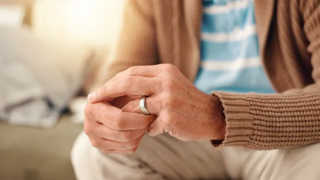 Käed, kodu ja kahtlusega vanamees, sõrmus ja mürgine suhe lahutusega, kurb ja segaduses. Pensionär, korter ja vanur lähivaates, pettunud ja konfliktis ärevuse ja kriisiga