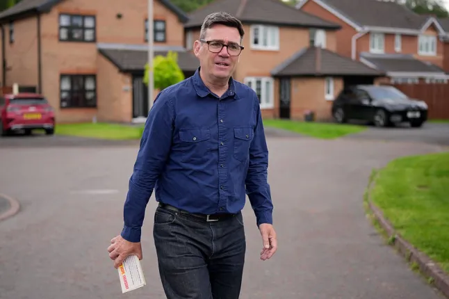 Andy Burnham teeb kampaaniat Makerfieldi vahevalimiste ajal.