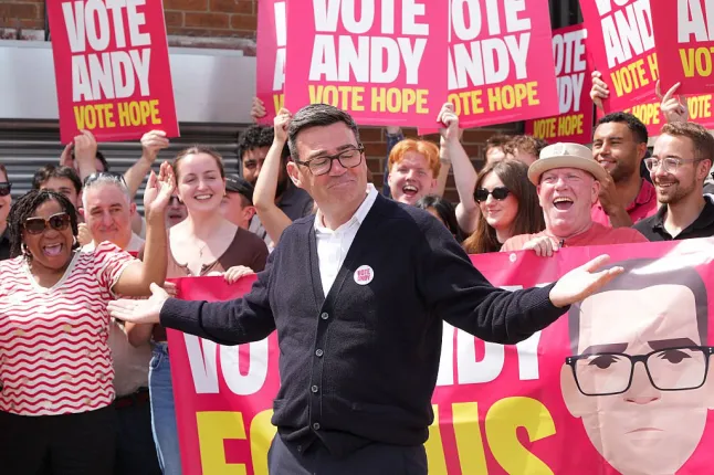 Suur-Manchesteri linnapea ja Tööpartei kandidaat Andy Burnham tervitab toetajaid Stubshaw Crossi kogukonna ja spordiklubi leiboristide kampaania peakorteris 18. juunil 2026 Inglismaal Ashton-in-Makerfieldis.