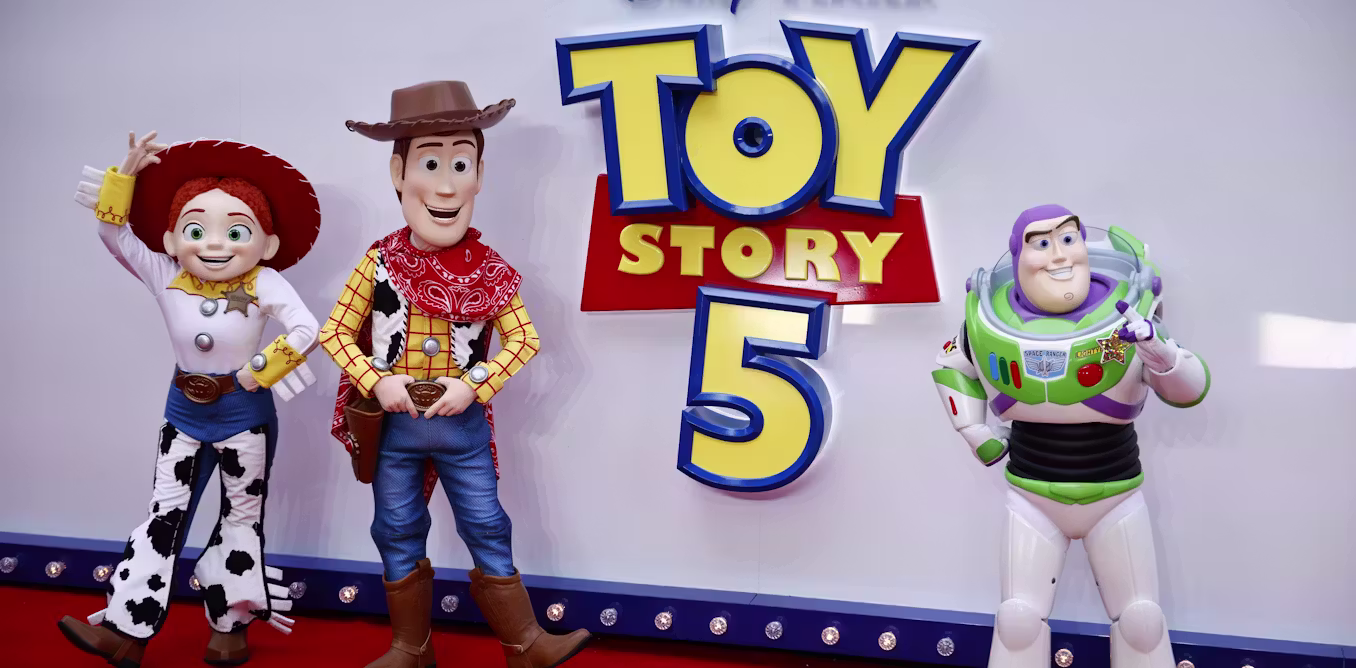 Toy Story 5 lahtris traditsioonilised mänguasjad vs tahvelarvuti. Päriselus võivad pered need kaks ühendada