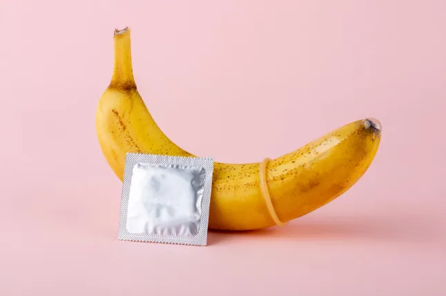 Banaan kondoomi kõrval, mis viitab turvalisele seksile.