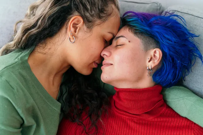 Lähivõte lesbipaarist, kes on armunud sõbrapäeva talveriietesse
