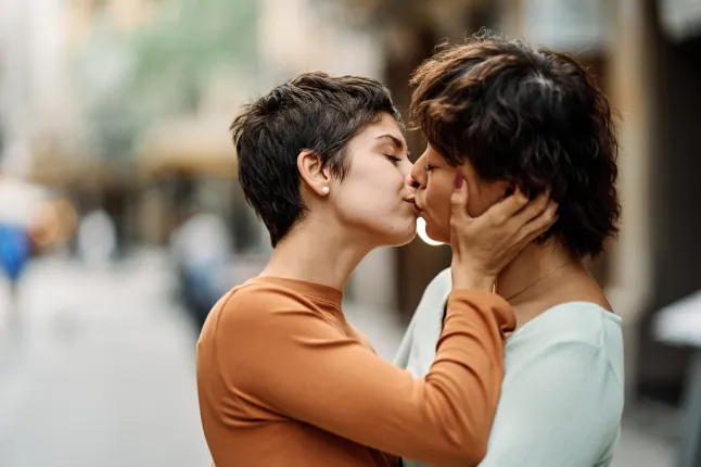Romantiline stseen tänaval hellalt suudlevast lesbipaarist – LGBT kontseptsioon