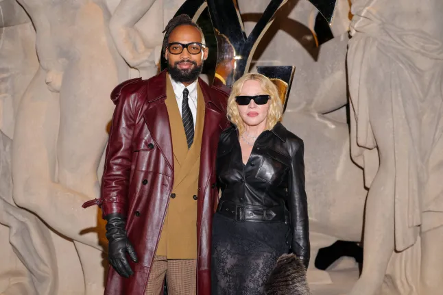 Kohustuslik krediit: Laurent VU/SIPA/Shutterstocki foto (15510422iy) Akeem Morris, Madonna, kes osaleb Saint Laurent'i naisterõivaste 2026. aasta kevad/suvi näitusel Pariisi moenädala raames 29. septembril 2025 Pariisis, Prantsusmaal. Saint Laurent: fotokõne – Pariisi moenädal – naisterõivad, kevad/suvi 2026, Prantsusmaa – 29. september 2025