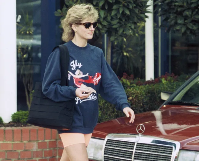 LONDON – 1. NOVEMBER: Princess Diana, Walesi printsess, kandes Virgin Atlantic dressipluusi ja lühikesi pükse, lahkub 1. novembril 1995 Inglismaal Londonis Chelsea Harbour Clubist (foto autor Anwar Hussein / Getty Images)