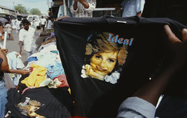 Mees näitab Sri Lankal Colombo turul umbes 1992. aastal printsess Diana trükiga T-särki. (Foto Robert Nickelsberg/Getty Images)