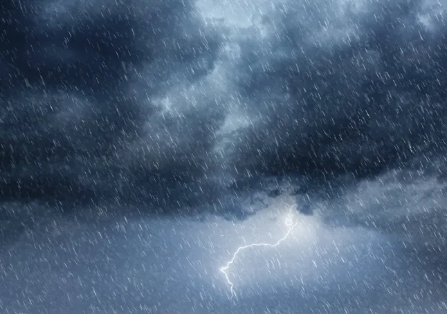 See intensiivne ilmastseen jäädvustab looduse toorest väge, pilves taevas voogavad tormipilved, tugev vihmasadu ja pimedat atmosfääri valgustavad välgusähvatused. Dramaatiline, meeleolukas taevas ja kaskaadsed vihmapiisad kutsuvad esile võimsa energia ja eelseisva jõu tunde, mis sobivad suurepäraselt ekstreemsete ilmastikutingimuste visualiseerimiseks. Kompositsioon esitleb kurjakuulutavate pilvede ja tugeva vihma segu, mis sobib ideaalselt looduse, meteoroloogia või keskkonnateemadele keskenduvate projektide jaoks.