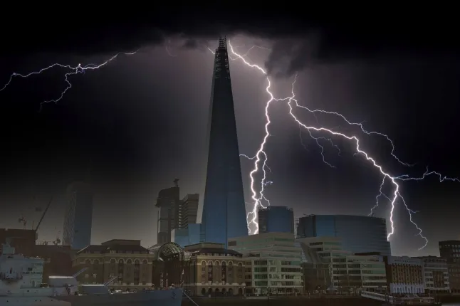 Inglismaal Londonis asuvat öist linnapilti, millel on Shard, valgustavad dramaatiliselt mitu äikesetormi ajal löödud välgulööki. Tumedad pilved täidavad kaadri ülemise osa.
