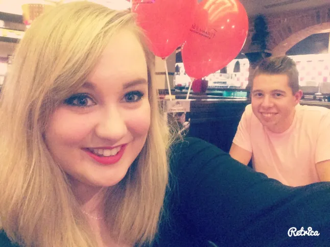 Laura Clarke ja tema poiss-sõber tegid oma kuuekuulisel juubelil restoranis selfie't