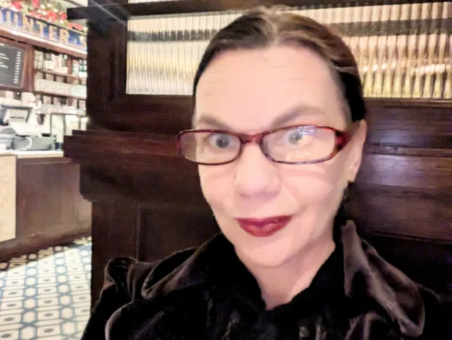 Georgia Lewis teeb restoranis selfiet