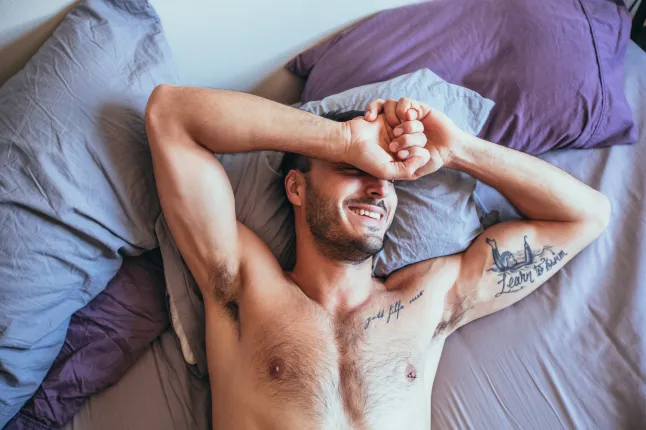 Seksikas mees lamab voodis, seksikas mees lamas voodis