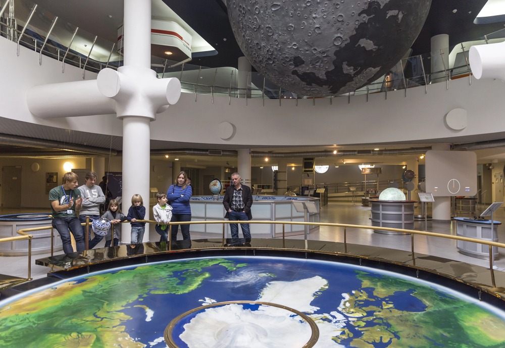 Väikesed astronaudid üheks päevaks: kust leida planetaariume ja kosmosesimulaatoreid